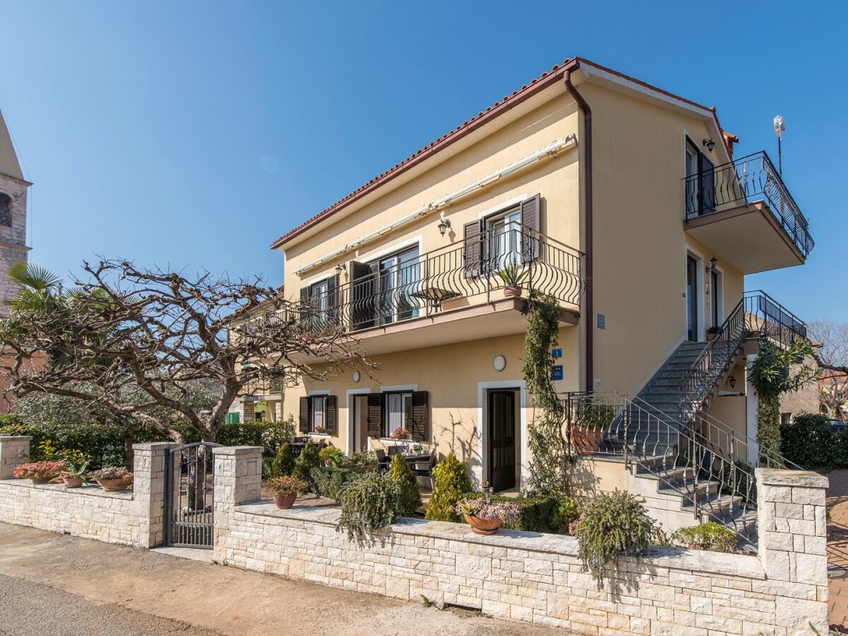 Apartment Orzan - Ground floor Apartment Orzan No.2 with terrace near to the Beach