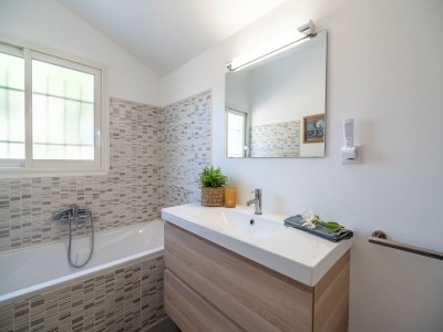 Villa Beautiful villa with private heated pool - Features photo 10