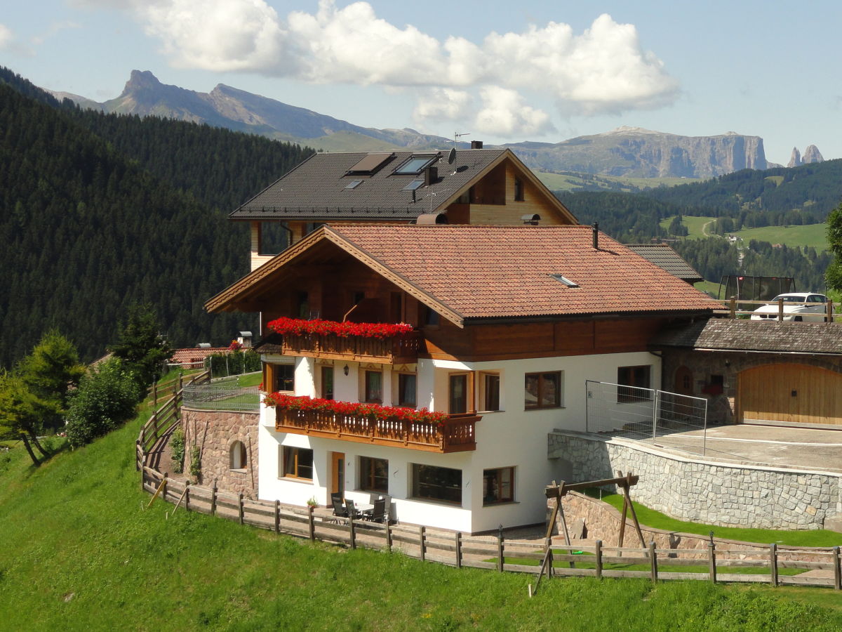 Apartment Dolores - Your holiday destination in Selva di Val Gardena / Dolomites - Outdoor photo 4