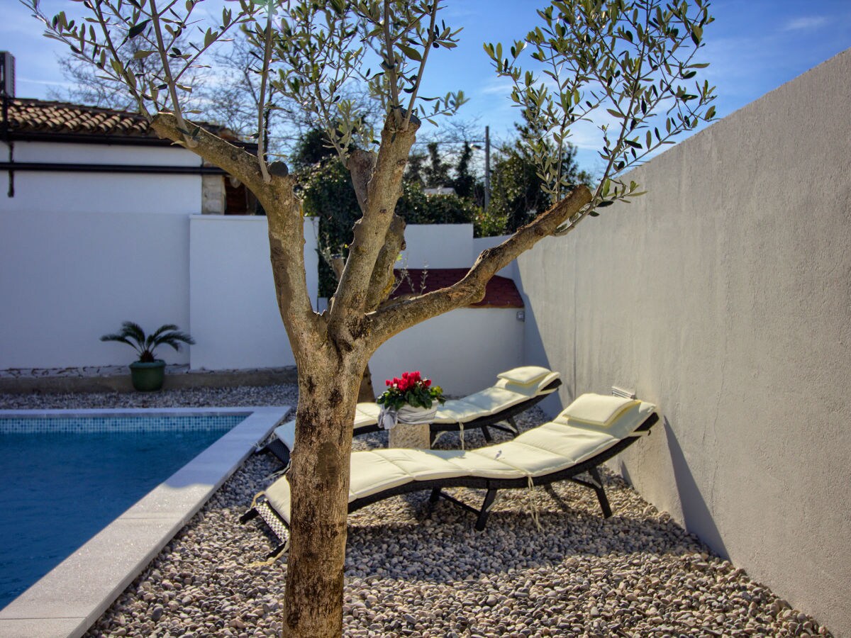 Holiday house Beautiful house with pool in Medulin - Outdoor photo 5