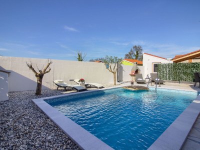 Holiday house Beautiful house with pool in Medulin - Outdoor photo 7