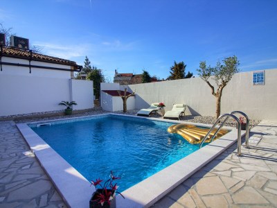 Holiday house Beautiful house with pool in Medulin - Outdoor photo 8