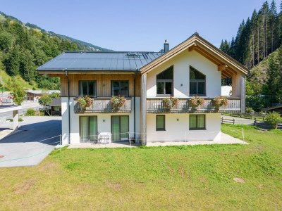 Chalet Chalet in Saalbach near Ski Lift and Sauna in Saalbach Hinterglemm - Chalet
