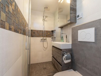 Holiday house Holiday Home near Beach with Pool Access - Features photo 23