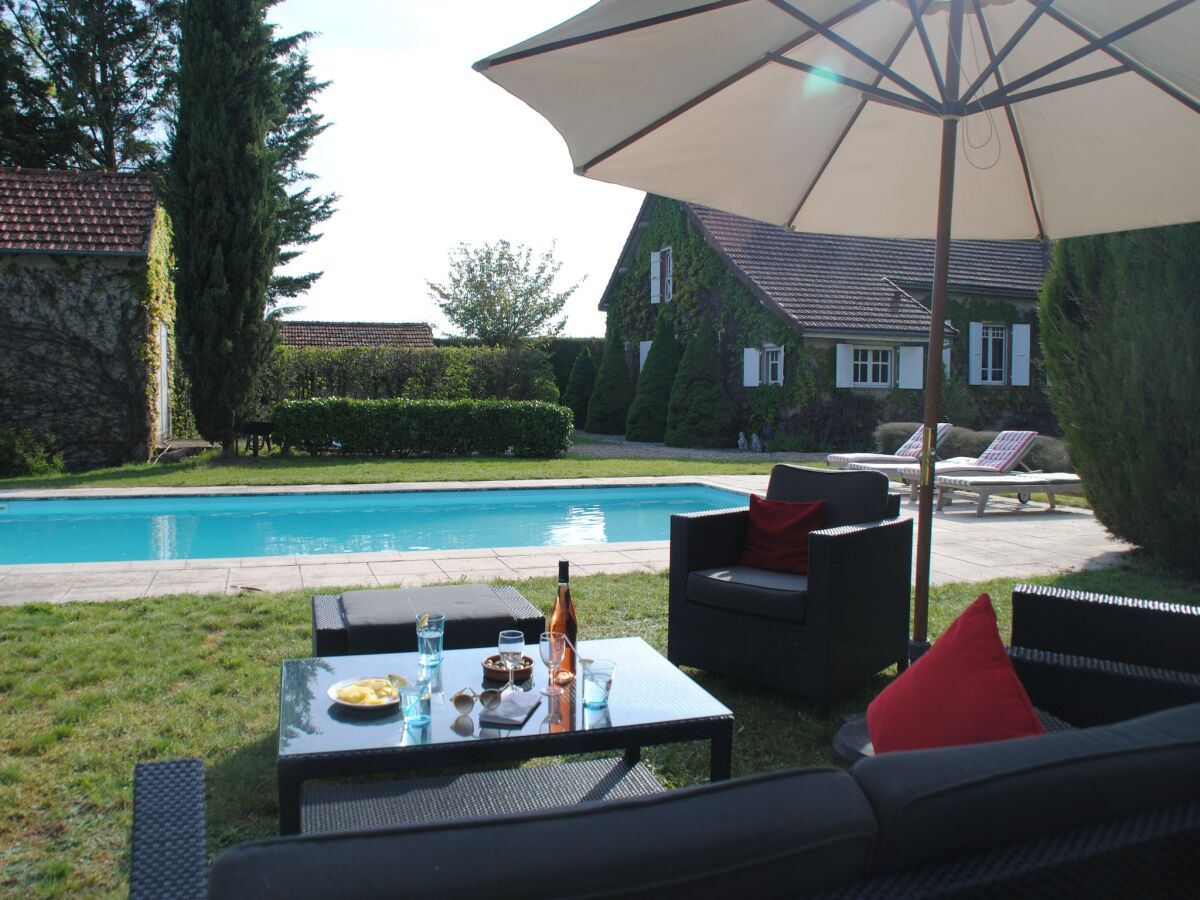 Cottage Mansion in Charrin by Loire with Pool