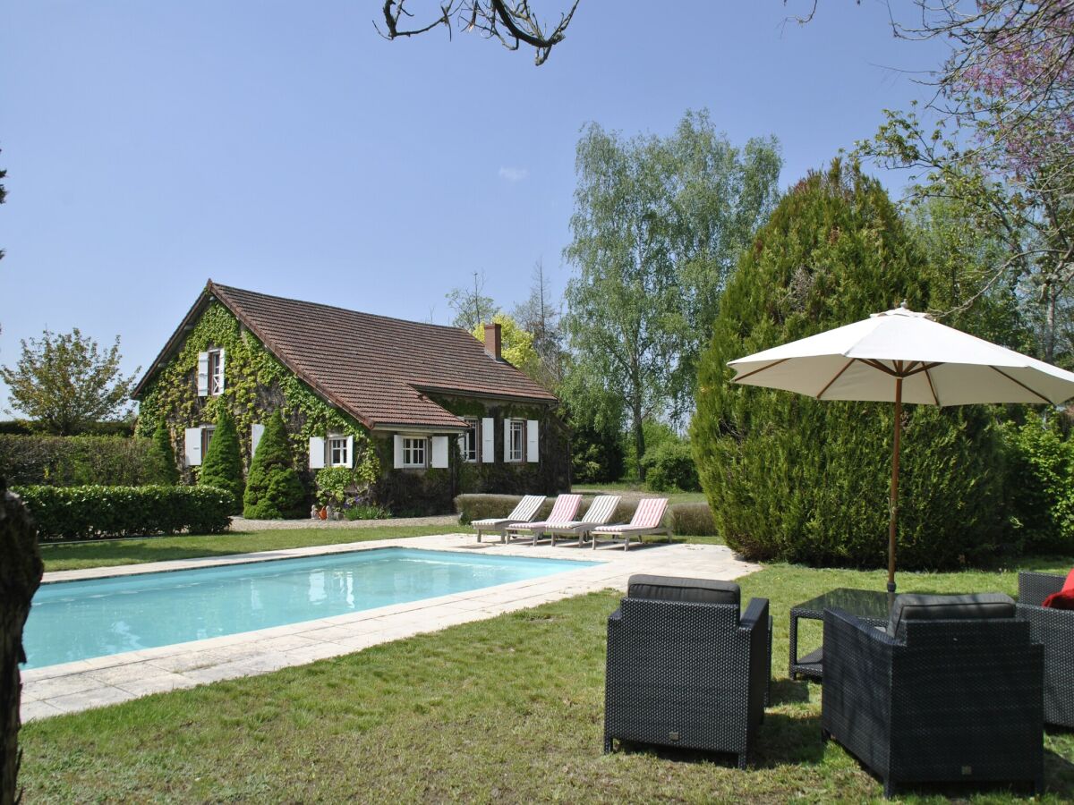 Cottage Mansion in Charrin by Loire with Pool - Outdoor photo 4