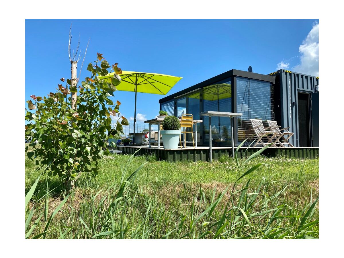 Apartment Glamtainer