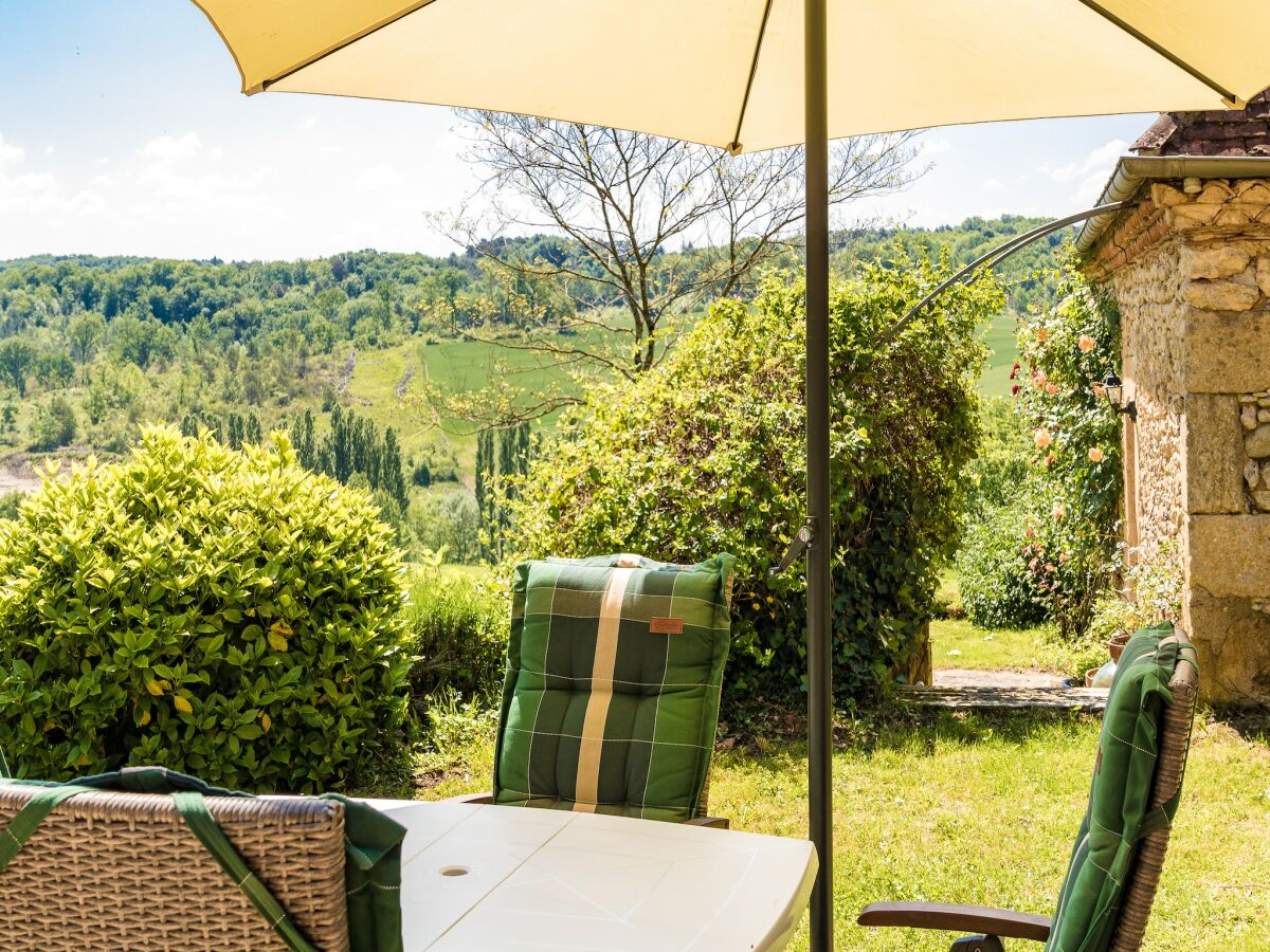 Farmhouse Magnificent holiday home with pool in Thenon - Outdoor photo 4