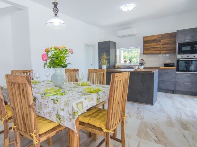 Villa Cedar with pool & summer kitchen - Features photo 13