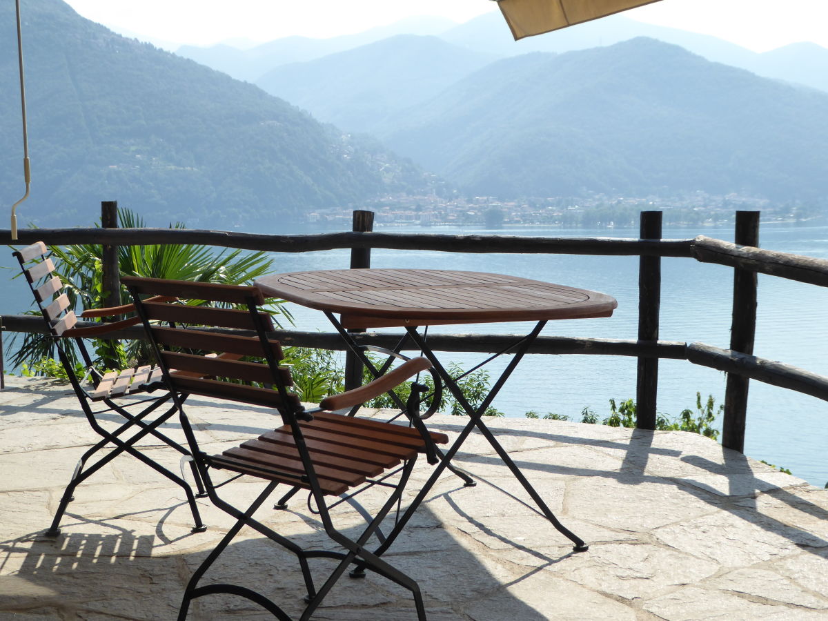 Holiday house Beautiful stone house with a stunning lake view