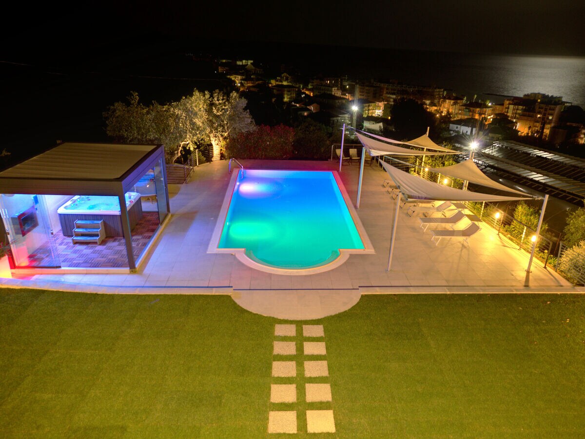 Villa Villa il Poggiolo - Modern Hi-Tech Villa, Garden, Jacuzzi and Pool, Sea View, Home-Cinema - Outdoor photo 2