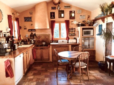 Holiday house with heated pool - Features photo 19