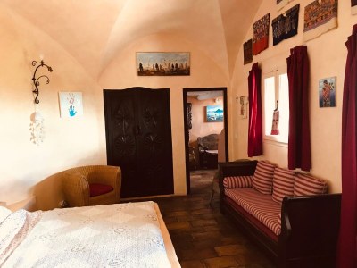 Holiday house with heated pool - Features photo 21