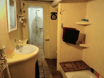 Holiday house with heated pool - Features photo 25