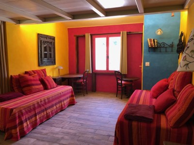 Holiday house with heated pool - Features photo 32