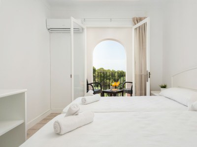 Guestroom Hostal Talamanca Hab. DB Balcon - Features photo 8