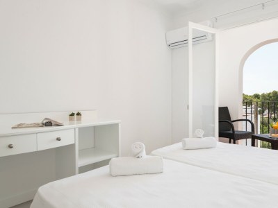 Guestroom Hostal Talamanca Hab. DB Balcon - Features photo 9