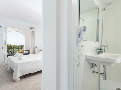 Guestroom Hostal Talamanca Hab. DB Balcon - Features photo 11