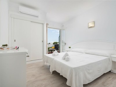 Guestroom Hostal Talamanca Hab. DB Balcon - Features photo 13