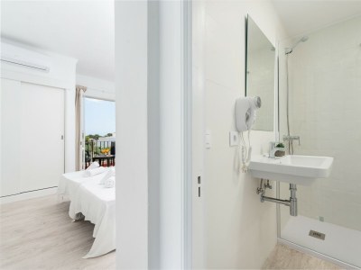 Guestroom Hostal Talamanca Hab. DB Balcon - Features photo 15