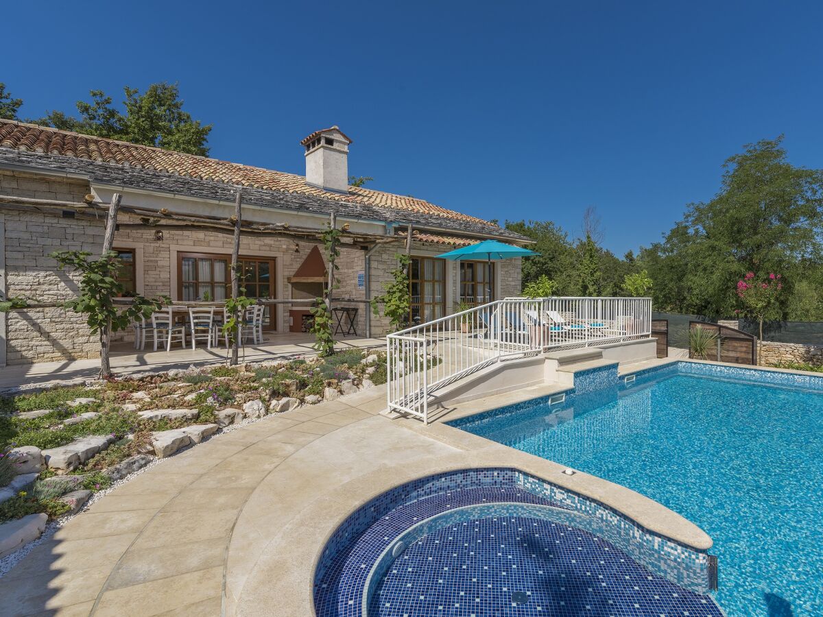 Villa Lipica with pool