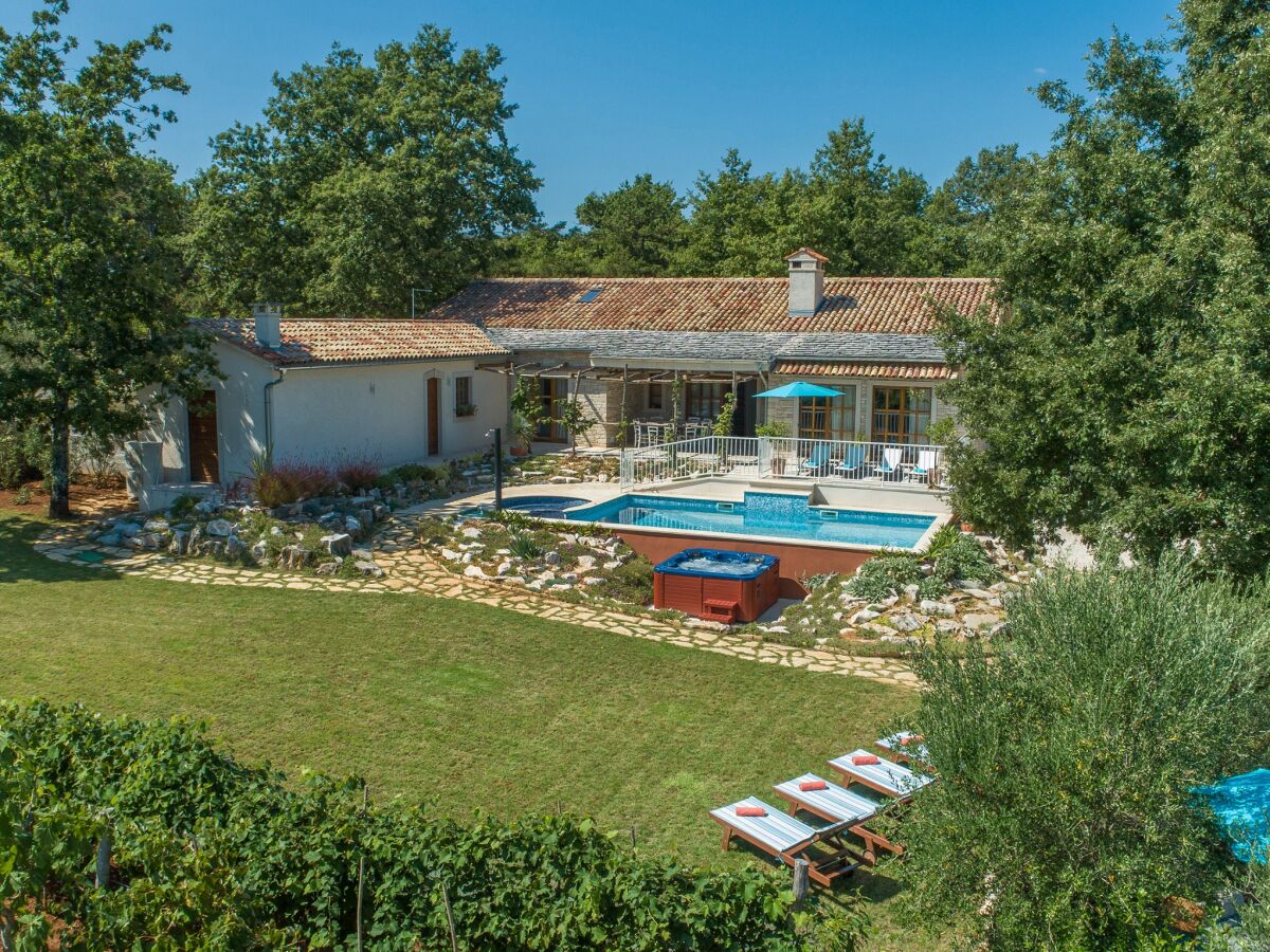 Villa Lipica with pool - Outdoor photo 2