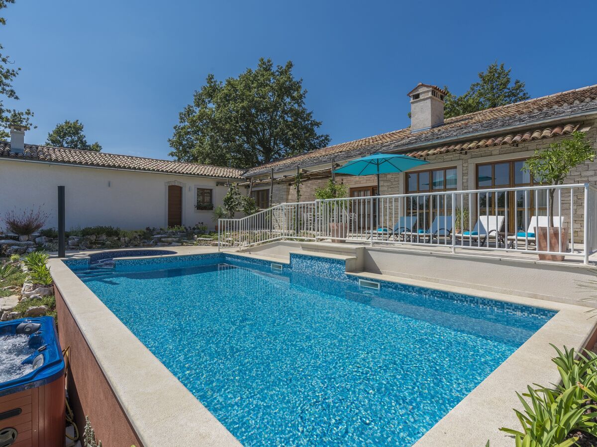 Villa Lipica with pool - Outdoor photo 3