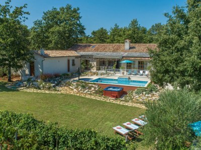 Villa Lipica with pool - Outdoor photo 2