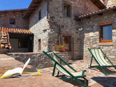 Holiday house Stylish vacation home with private pool - Outdoor photo 7