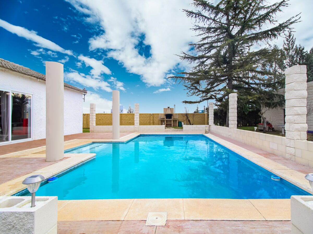 Villa Villa in Villamuriel mit Pool und Grill