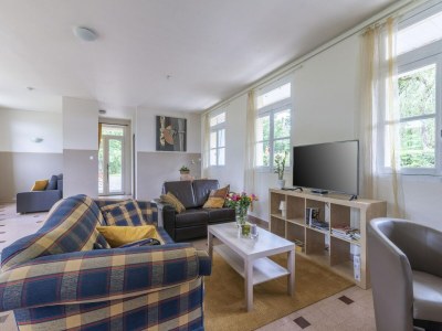 Holiday house Burgundy Poolside Getaway - Features photo 15