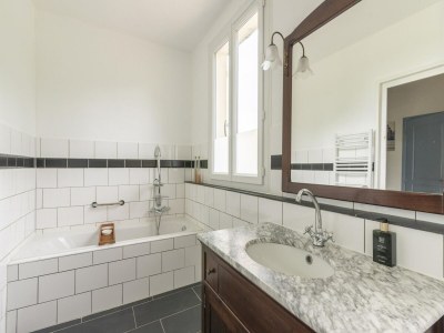 Holiday house Burgundy Poolside Getaway - Features photo 16