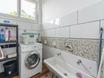 Holiday house Burgundy Poolside Getaway - Features photo 35