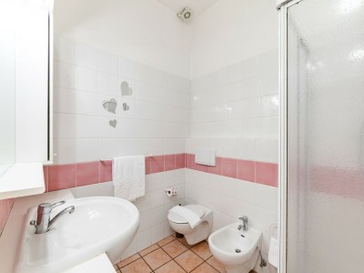 Cottage Apartment in Oggebbio with Sea View Terrace - Features photo 22