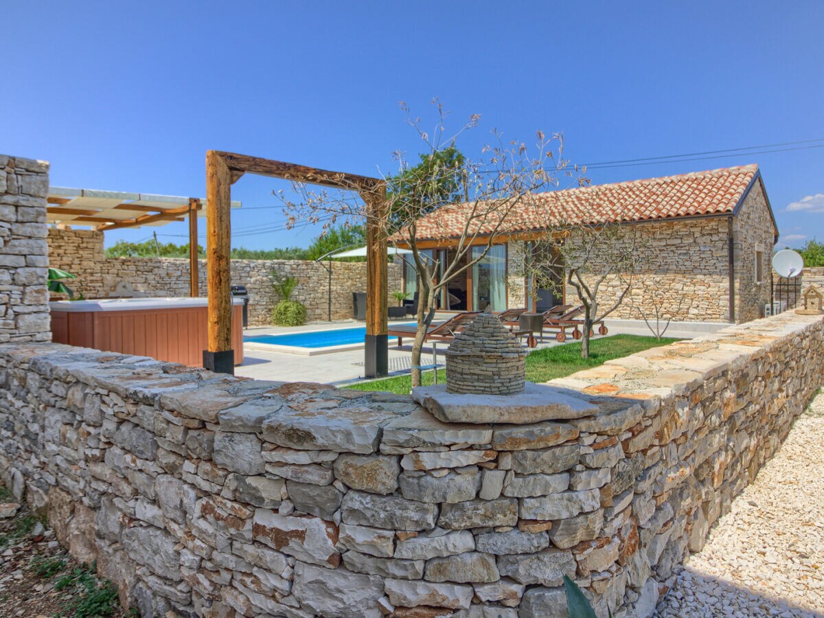 Villa Pietra with pool and jacuzzi near Pula - Outdoor photo 4