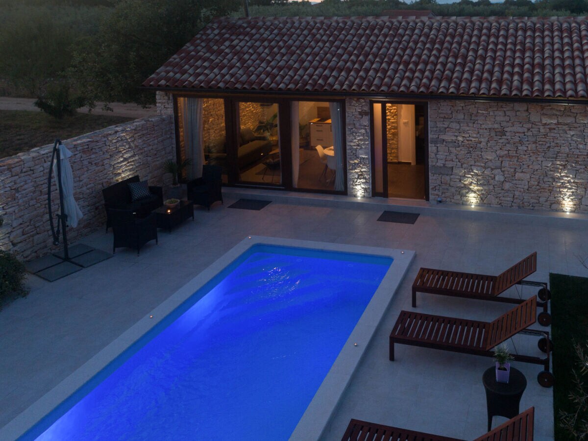 Villa Pietra with pool and jacuzzi near Pula - Outdoor photo 5