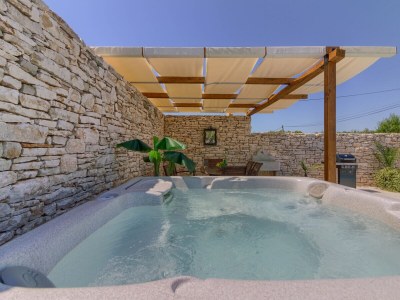 Villa Pietra with pool and jacuzzi near Pula - Outdoor photo 2