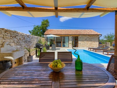 Villa Pietra with pool and jacuzzi near Pula - Outdoor photo 6