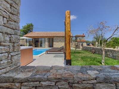 Villa Pietra with pool and jacuzzi near Pula - Outdoor photo 7
