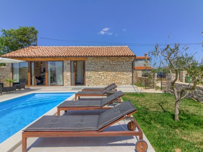 Villa Pietra with pool and jacuzzi near Pula - Outdoor photo 8