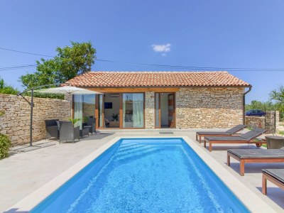 Villa Pietra with pool and jacuzzi near Pula - Outdoor photo 9