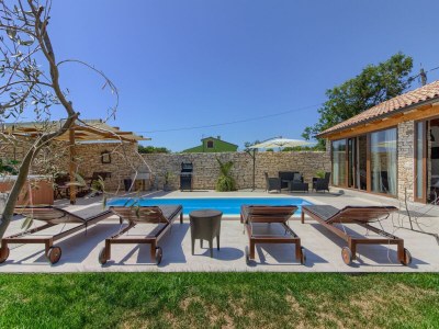 Villa Pietra with pool and jacuzzi near Pula - Outdoor photo 10