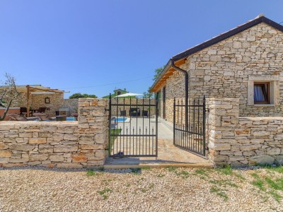 Villa Pietra with pool and jacuzzi near Pula - Outdoor photo 12
