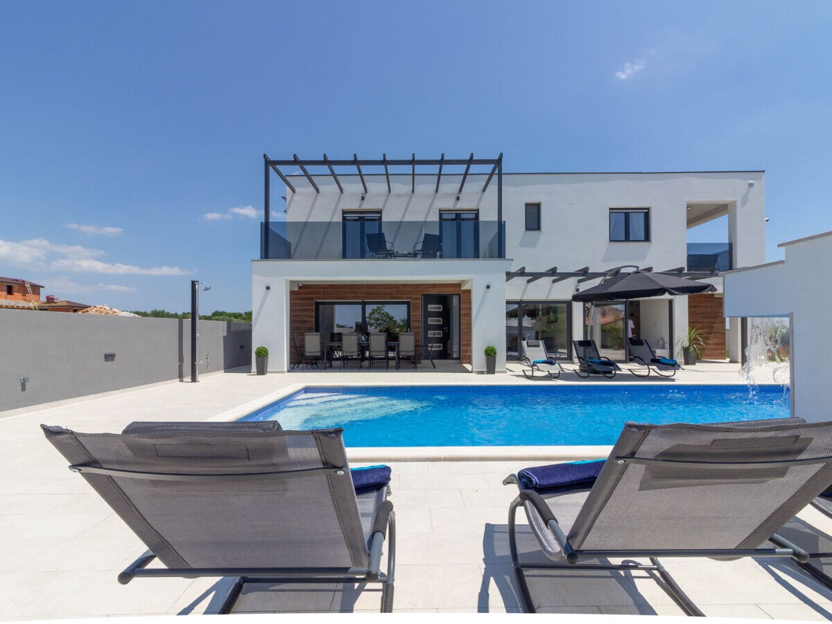 Villa Lukawith pool - Outdoor photo 4