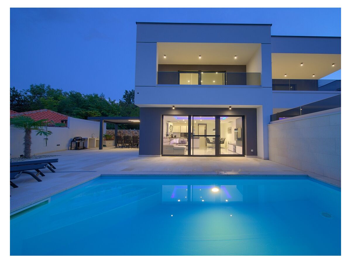 Villa Dama with pool by the sea