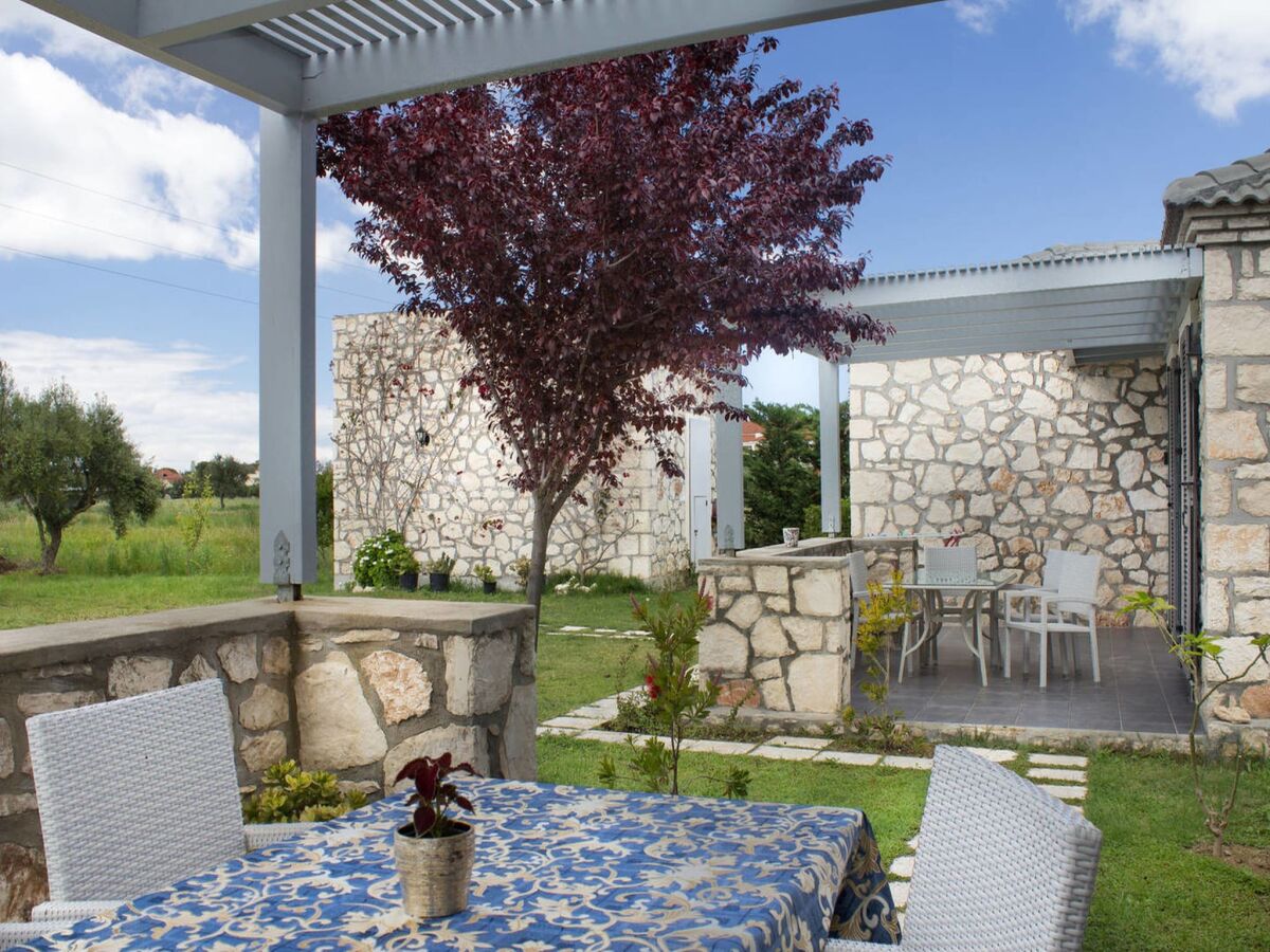 Villa Geräumige Villa in Meeresnähe in Agrilia - Outdoor photo 4