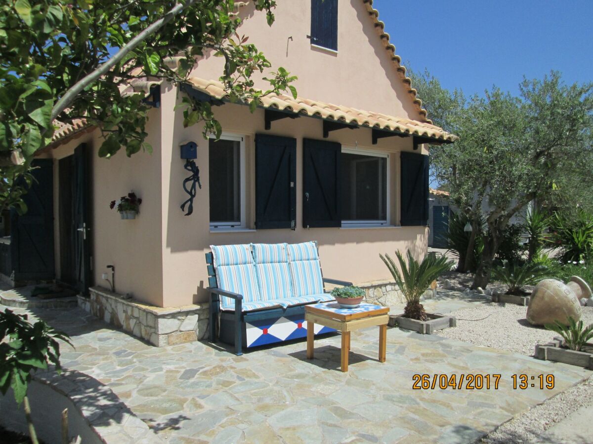 Holiday house Spacious chalet on a plot of 4000m2 with fruit trees near the beach in Messinia - Outdoor photo 2