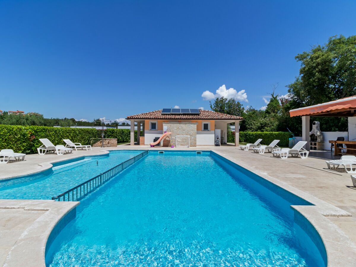 Holiday house Mobilheim in Banjole nahe Strand Centinera