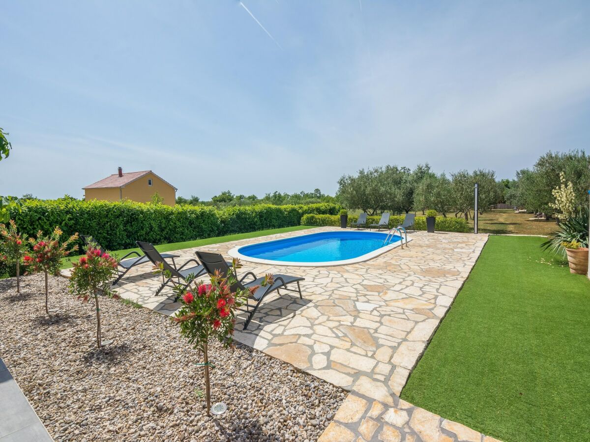 Holiday house Villa in Policnik mit privatem Pool - Outdoor photo 2