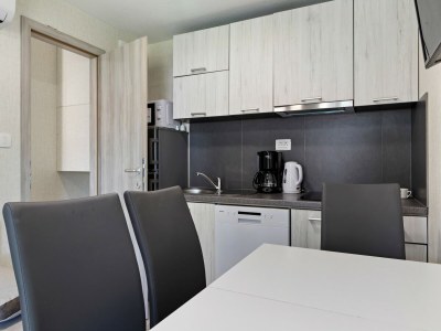 caravan Mobilheim in Banjole nahe Strand - Features photo 25